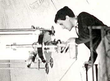 Carlos Sánchez Magro con un telescopio